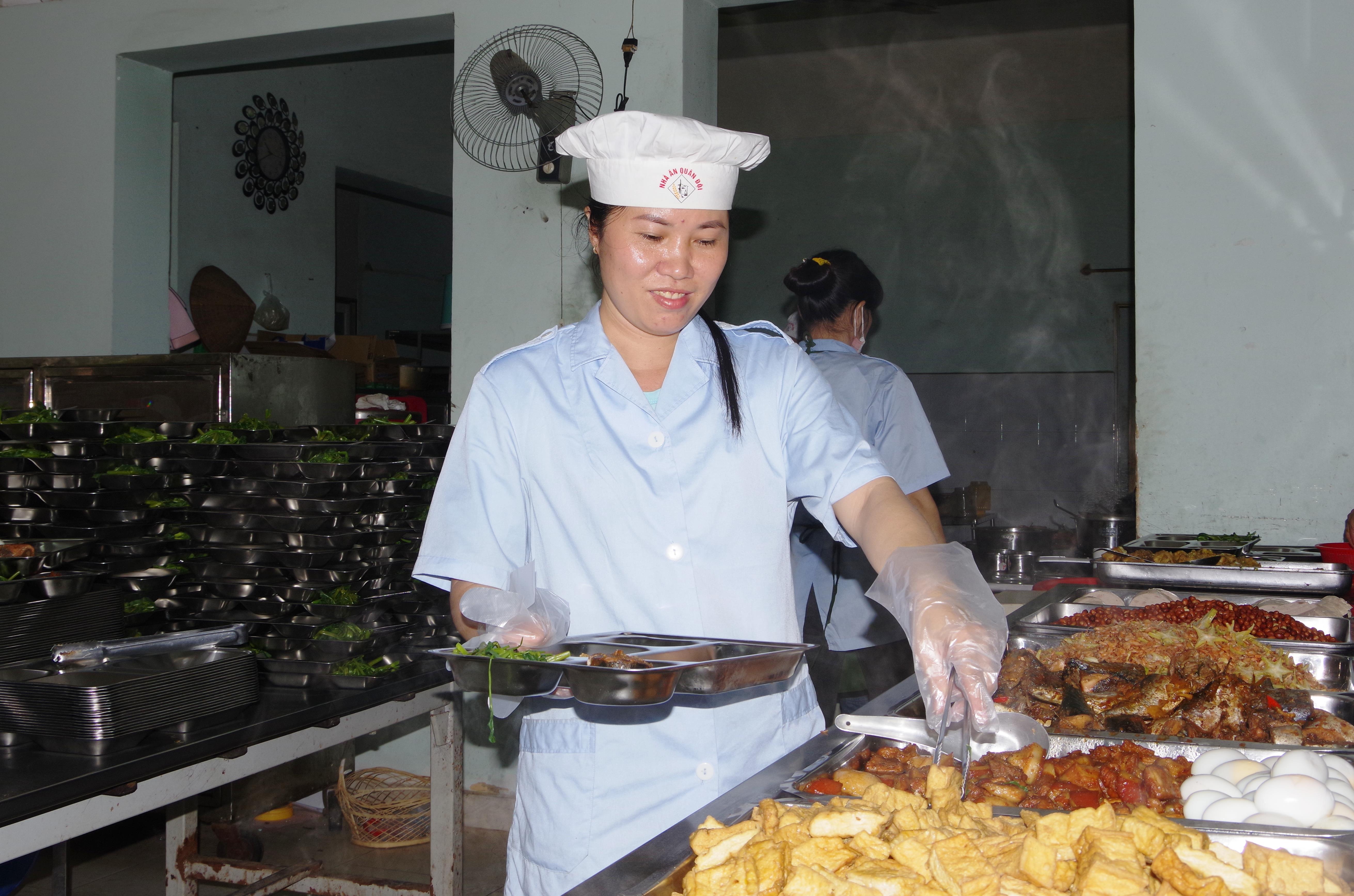 Hành động đẹp của nữ nhân viên Bệnh viện Quân y 175