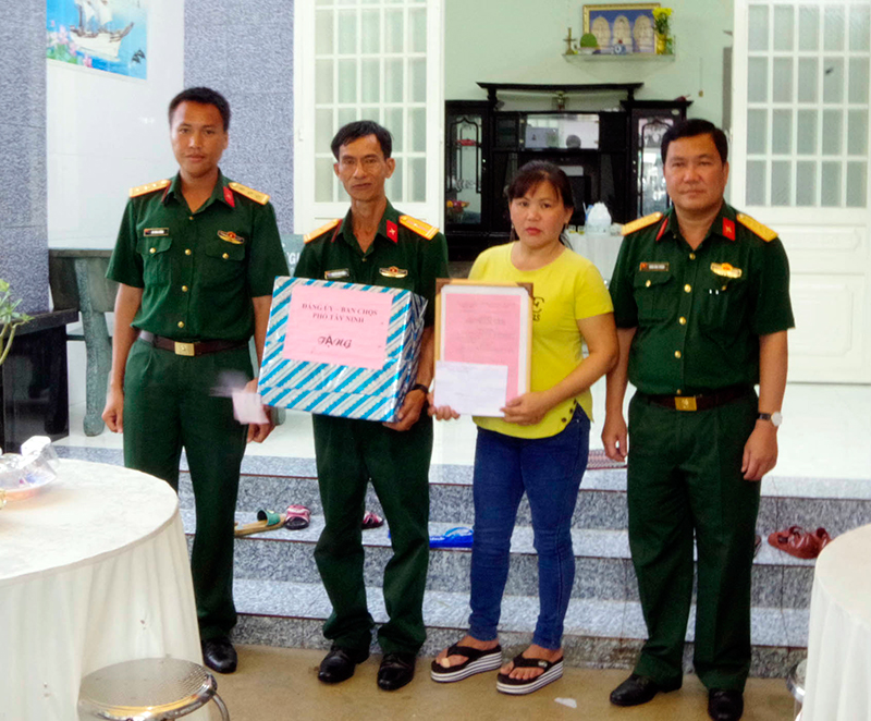 Bộ CHQS tỉnh Tây Ninh bàn giao nhà đồng đội tặng quân nhân có hoàn cảnh khó khăn

