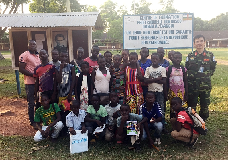 Phái bộ không thể mở lớp vì còn nhiều khó khăn, Trung tá Lê Ngọc Sơn đã tự liên hệ với các tổ chức quốc tế và cơ quan bảo vệ trẻ em để mở được 4 lớp học cuối tuần tại Trung tâm hỗ trợ trẻ em đường phố Don Bosco.