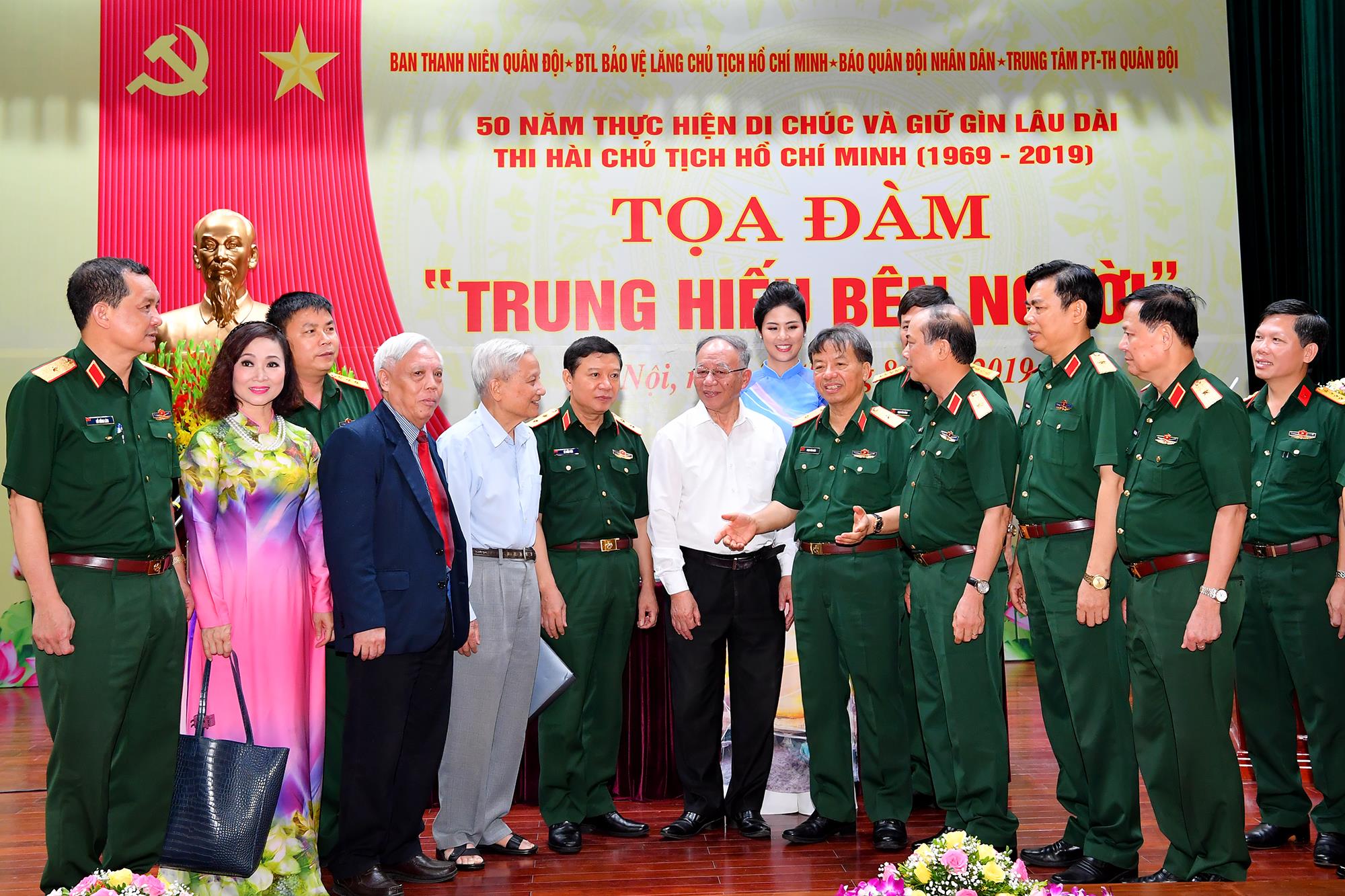 Noi theo gương sáng Bác Hồ, mãi vẹn tròn trung hiếu

