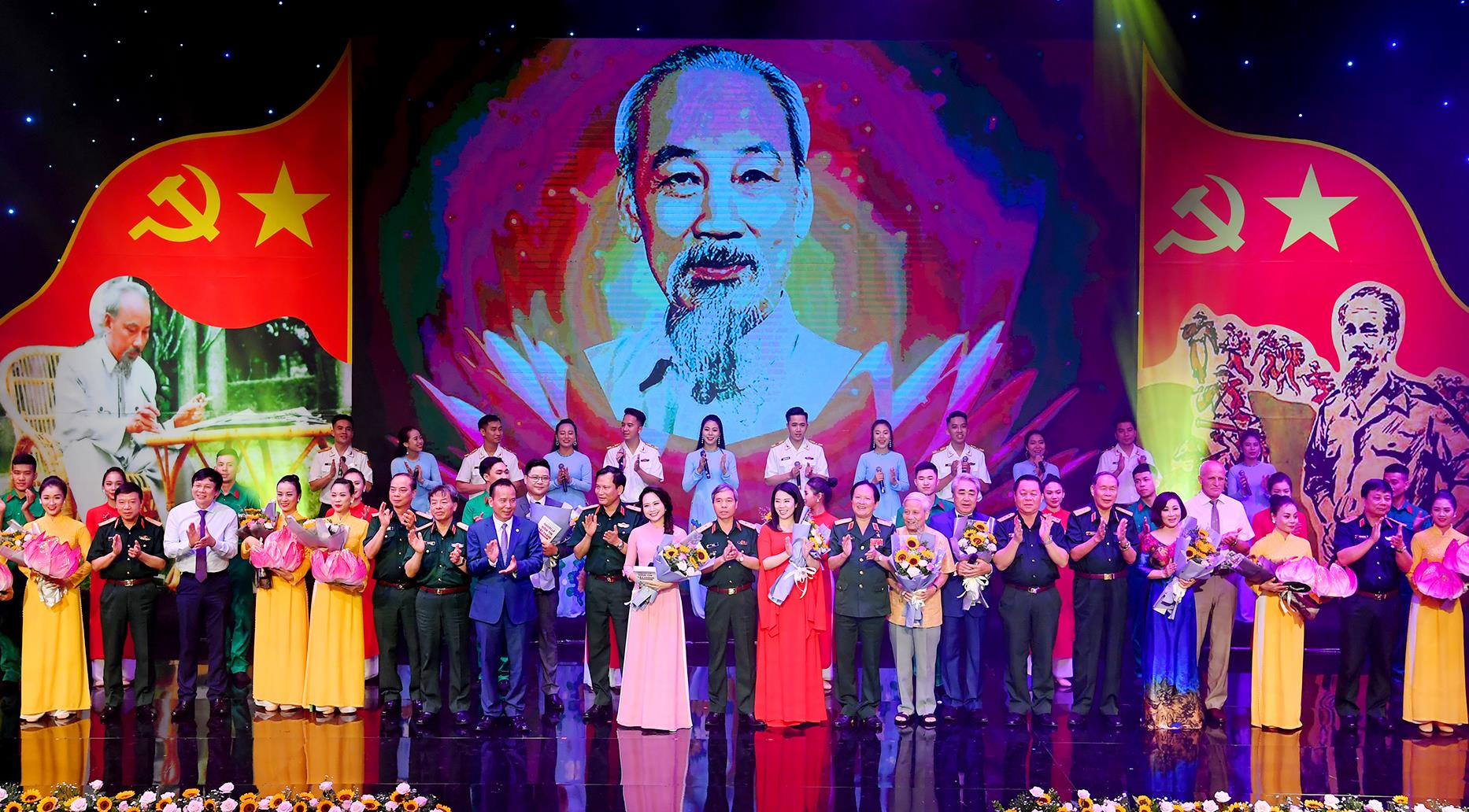 Lắng đọng cảm xúc trong chương trình giao lưu - nghệ thuật “Người là niềm tin tất thắng”