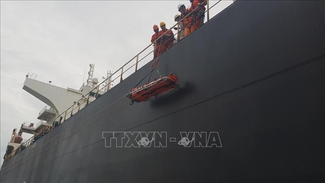 Cấp cứu thuyền viên nước ngoài bị tai nạn lao động trên biển 