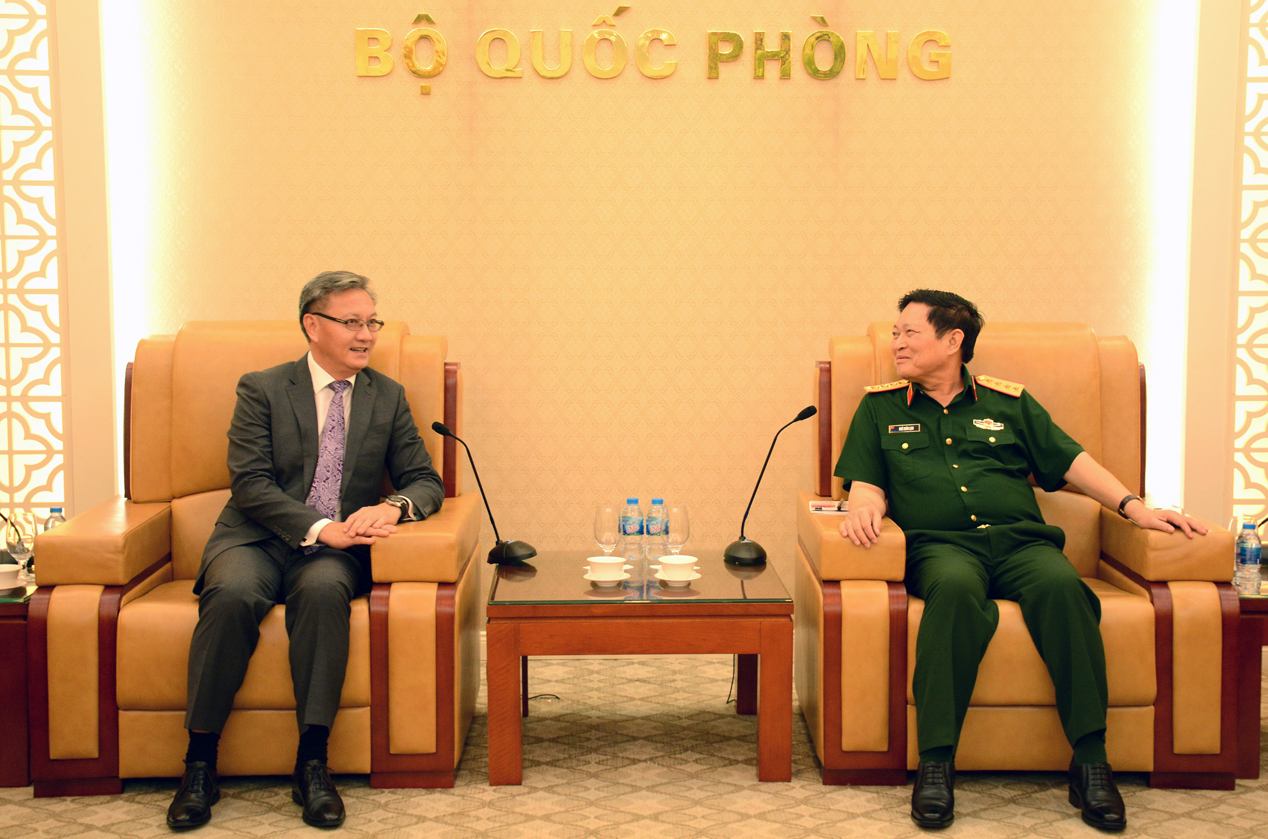 Đại tướng Ngô Xuân Lịch tiếp Đại sứ Lào

