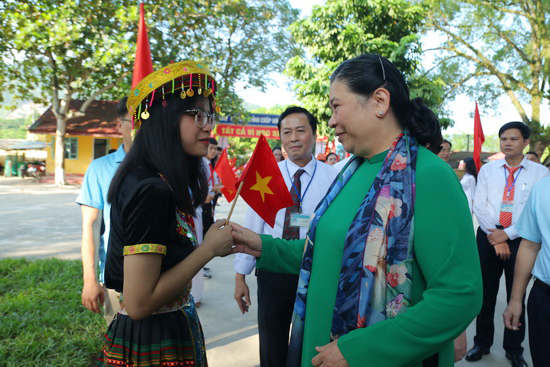 Lễ khai giảng được tổ chức ngắn gọn nhưng vẫn trang trọng, vui tươi