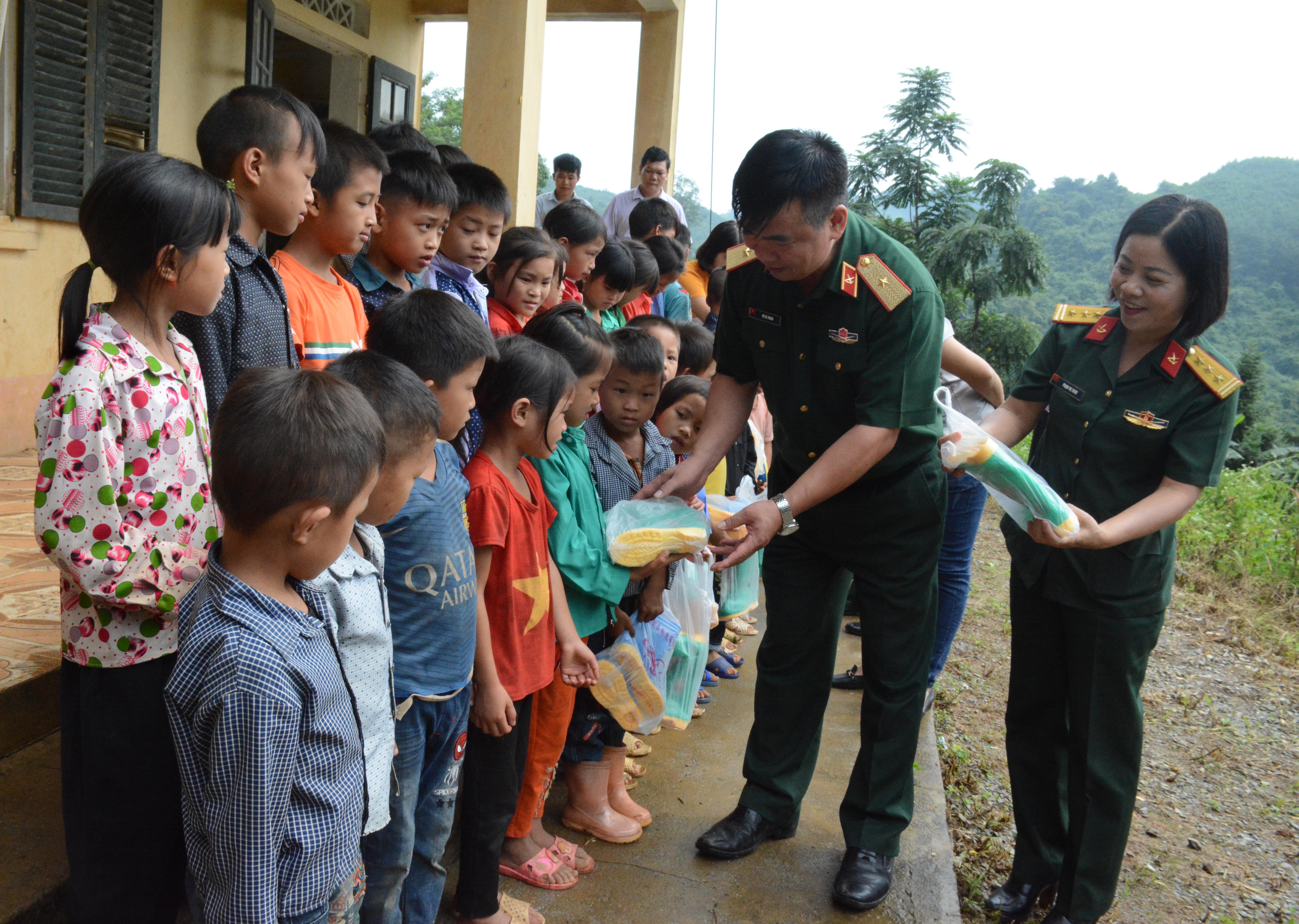 Đem yêu thương lên với con trẻ vùng cao