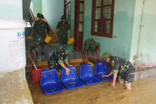 LLVT Quảng Bình chung sức giúp dân ổn định đời sống sau mưa lũ