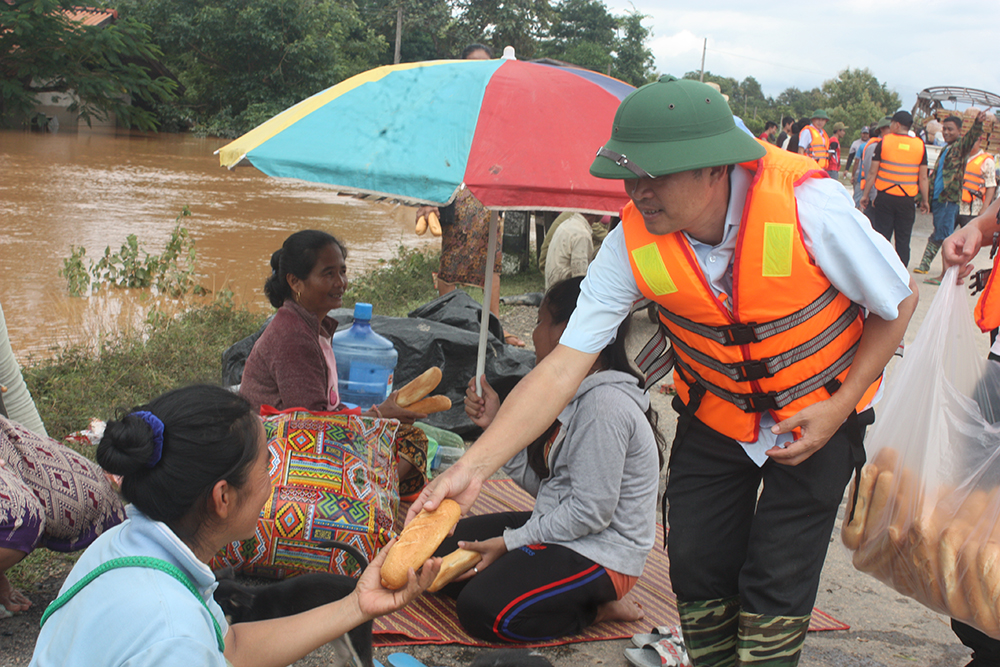 Công ty Hợp tác kinh tế 385 giúp nhân dân vùng lũ lụt nước bạn Lào