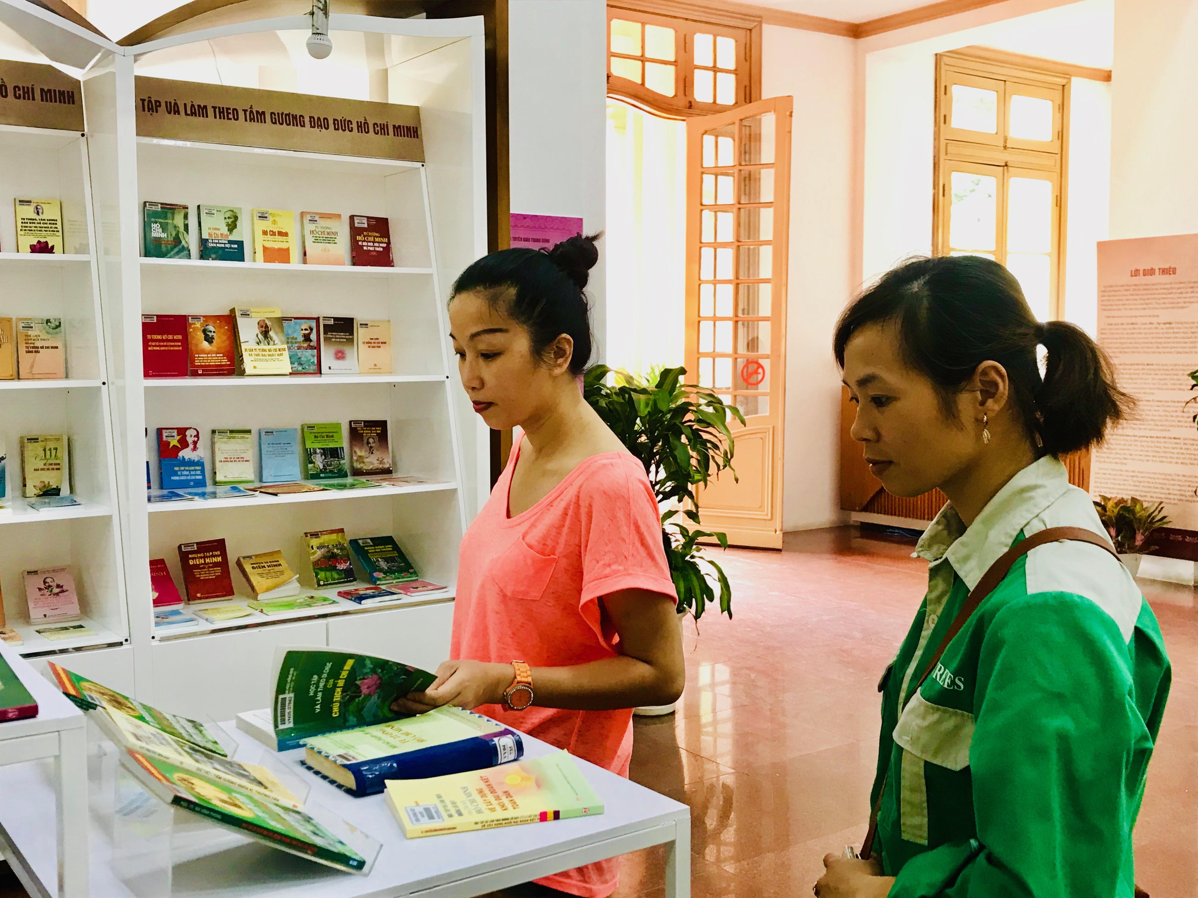 Hiểu thêm Di chúc Bác Hồ thông qua những trang sách