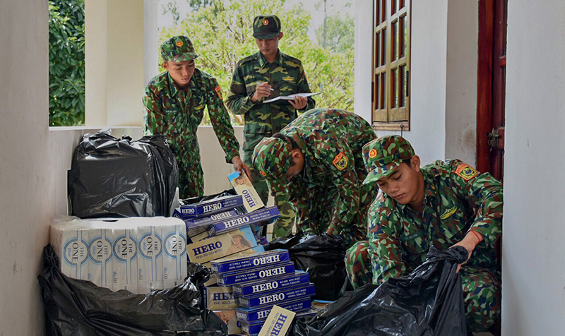 Bắt giữ 2.500 bao thuốc lá và 400 kg đường cát nhập lậu

