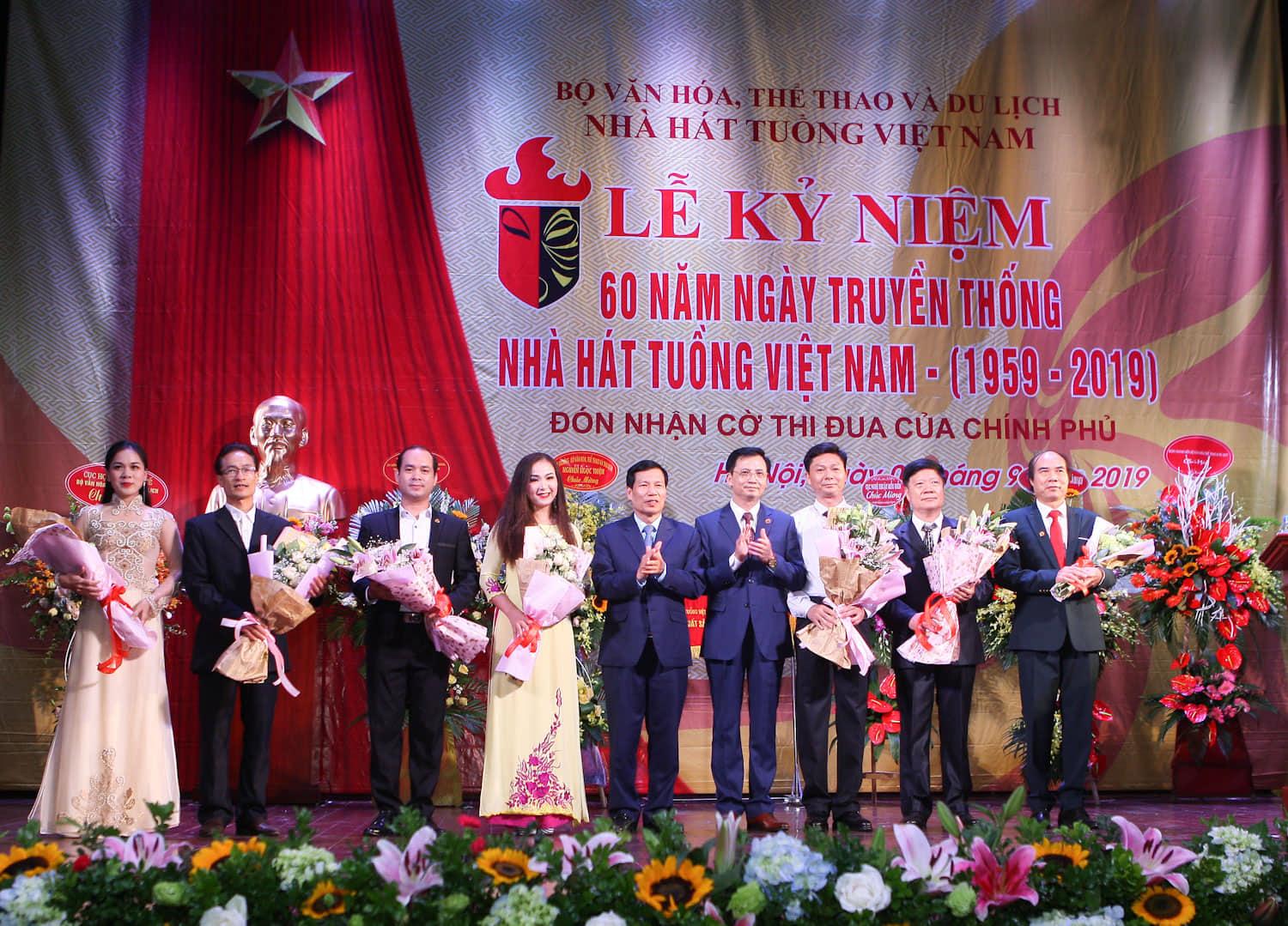 Nhà hát Tuồng Việt Nam đón nhận Cờ thi đua của Chính phủ