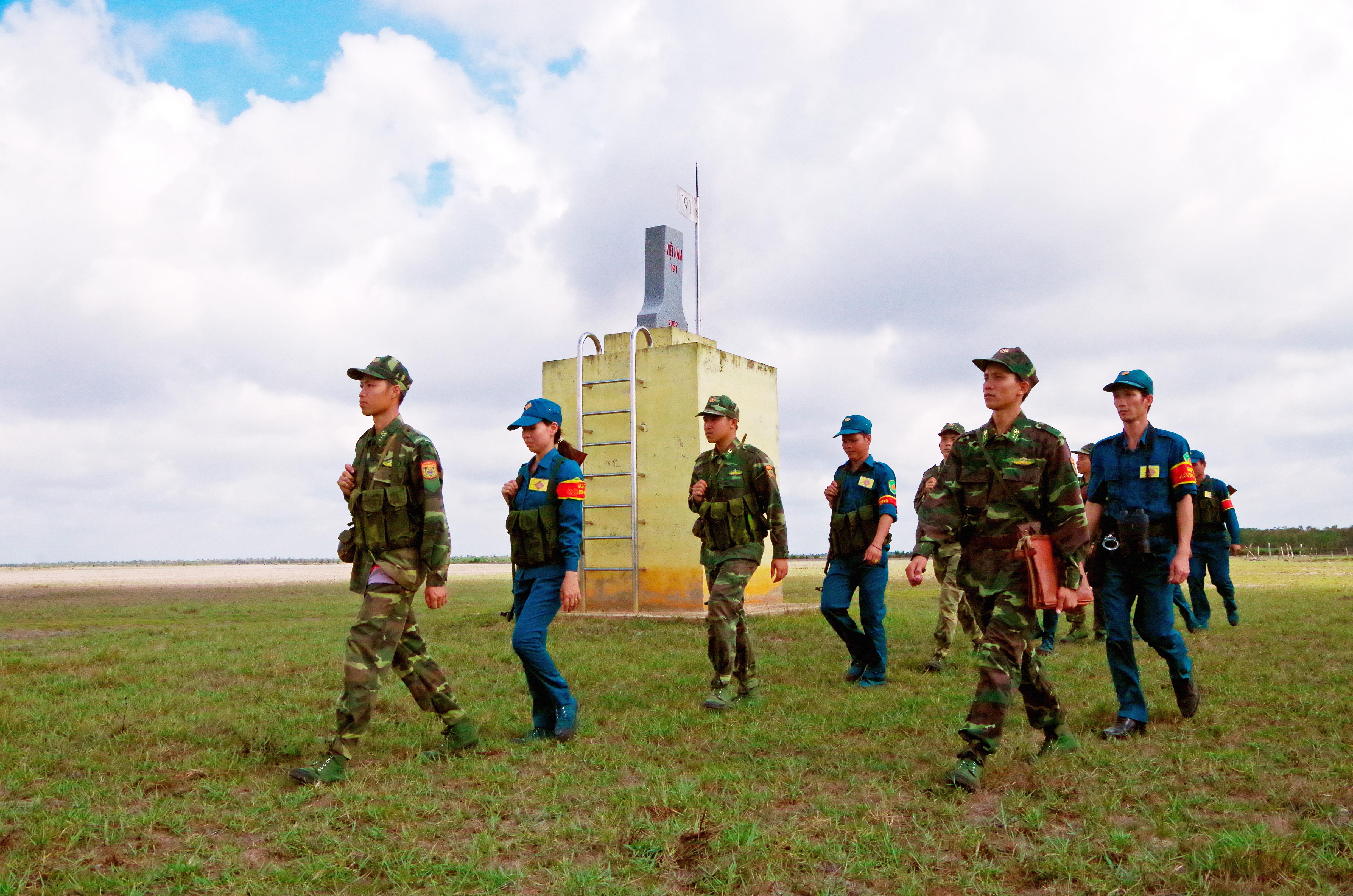  Nữ dân quân vượt khó 