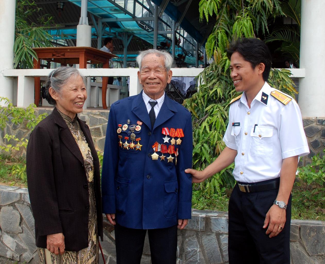 Can trường trên hai trận tuyến