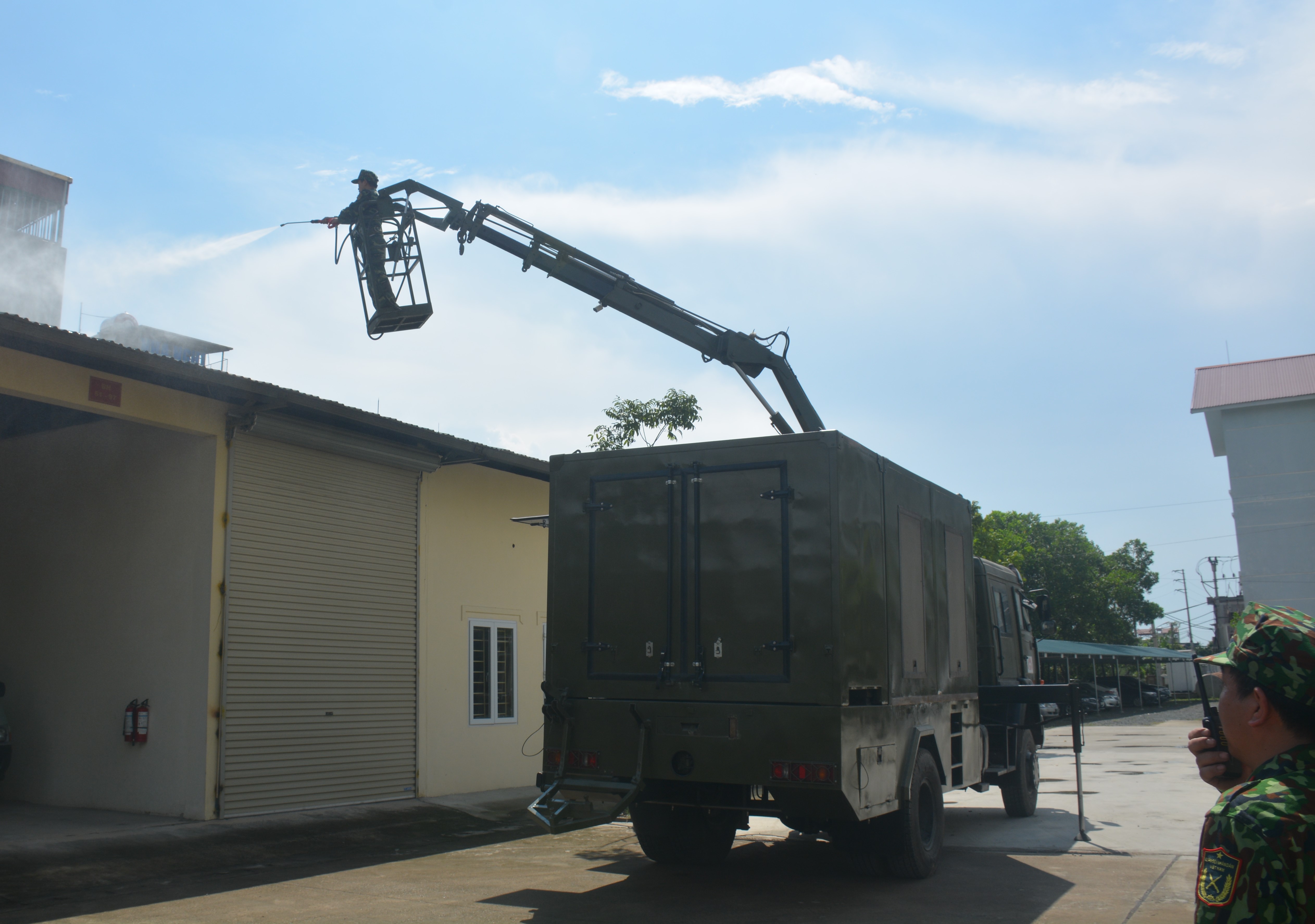 Tiến hành tiêu tẩy độc tại hiện trường vụ cháy Công ty Rạng Đông