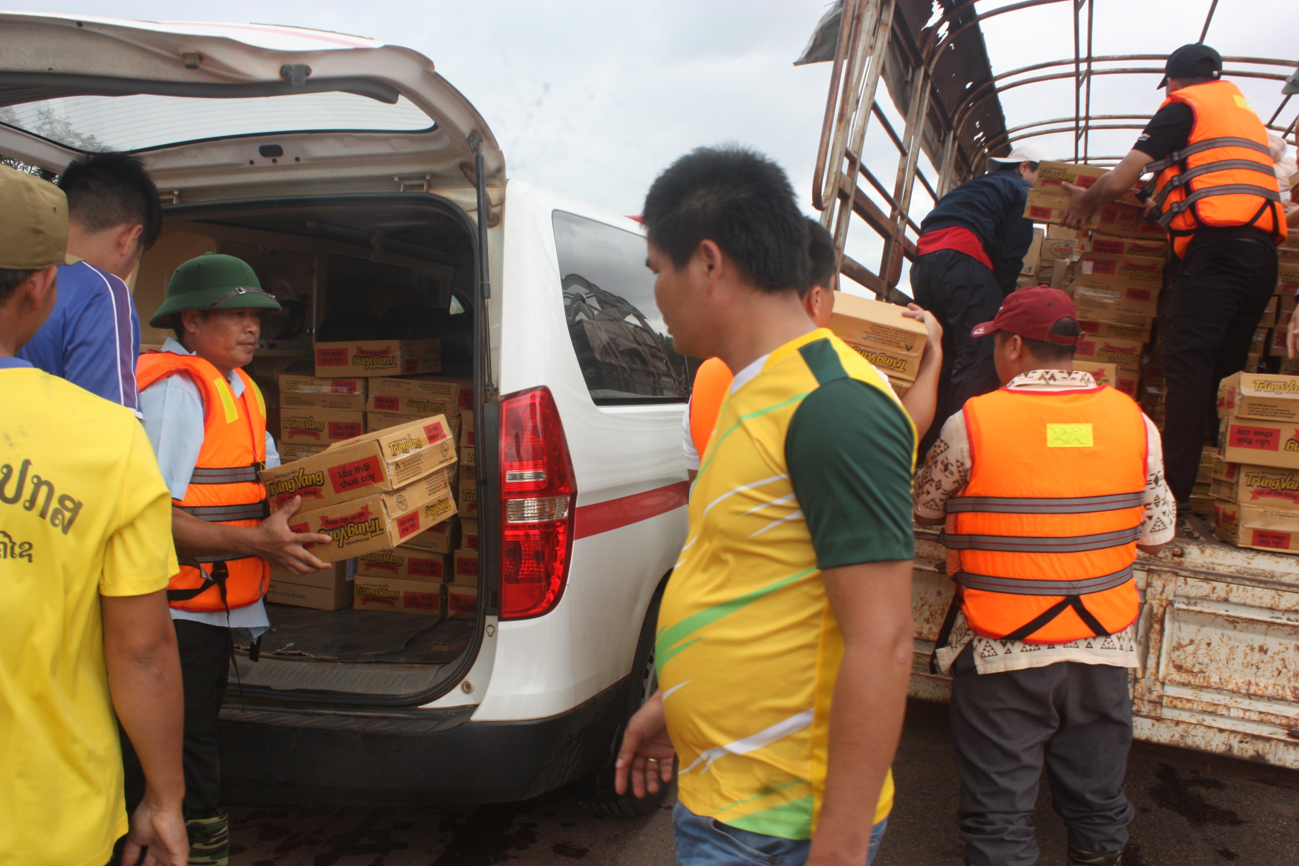 Giúp người dân Lào qua cơn lũ dữ