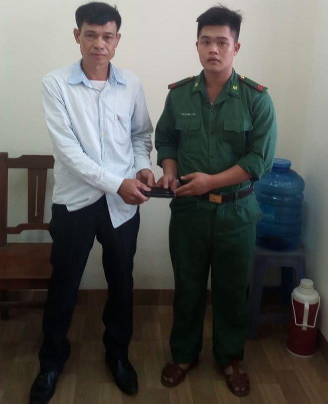 Chiến sĩ biên phòng trả lại của rơi