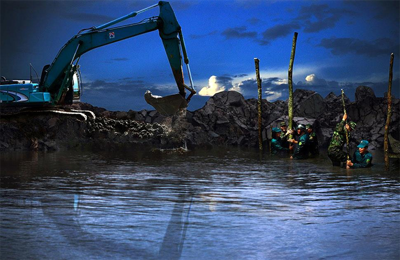 Tác phẩm “Ngăn lũ” đoạt giải nhất cuộc thi ảnh 