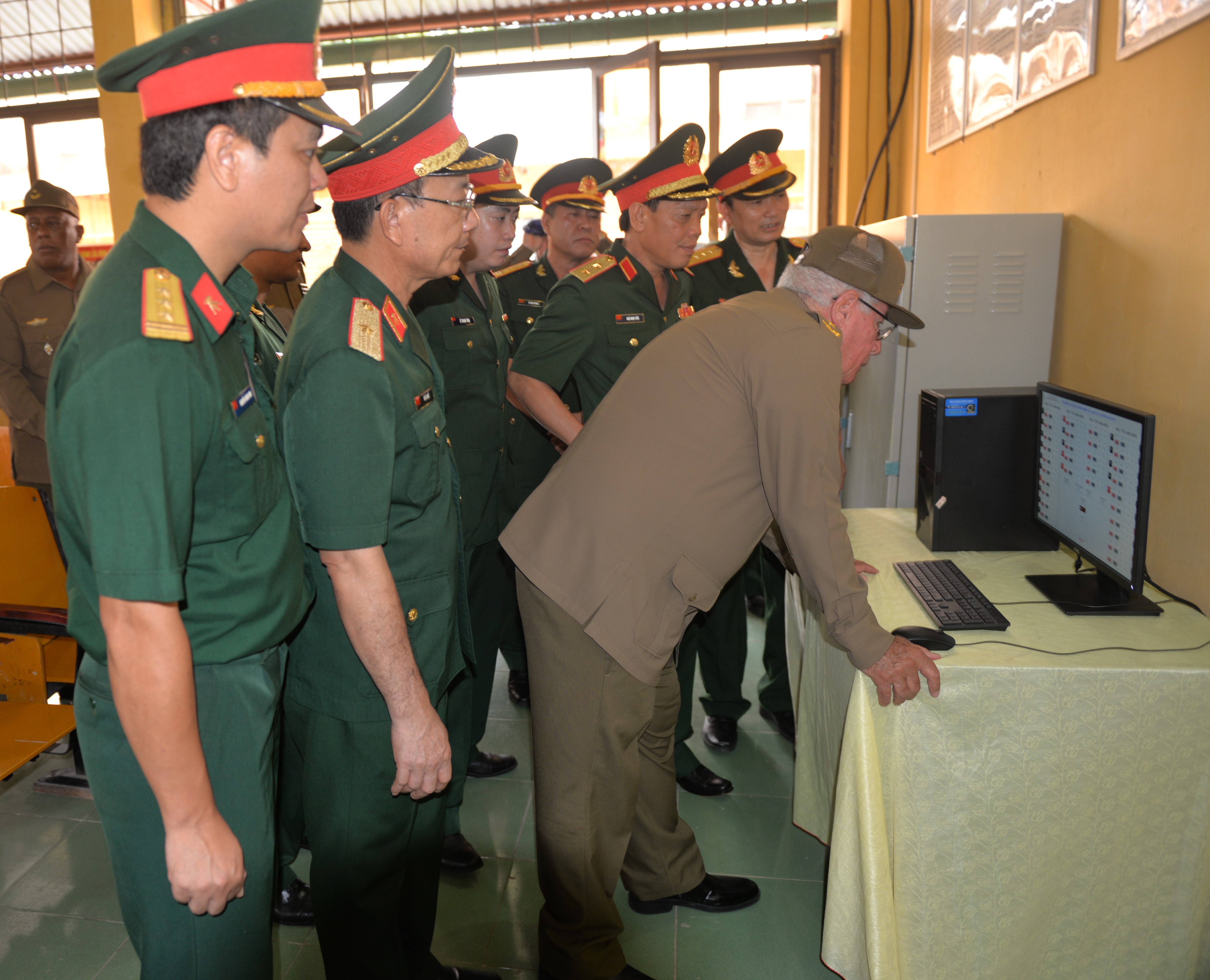 Đoàn cán bộ cấp cao Bộ các Lực lượng vũ trang Cách mạng Cu Ba thăm Lữ đoàn 147 Hải quân 