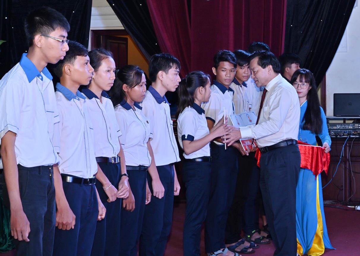 Nhiều phong trào tiếp sức học sinh đến trường 