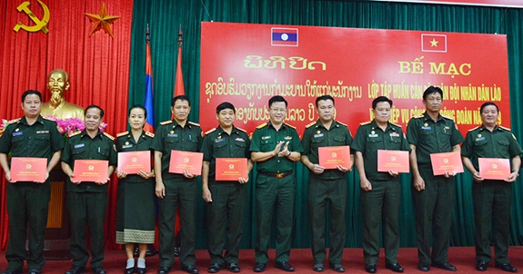 Bế mạc lớp tập huấn cán bộ Quân đội nhân dân Lào về nghiệp vụ công tác công đoàn