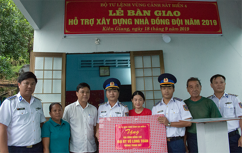 Bộ Tư lệnh Vùng Cảnh sát biển 4 bàn giao nhà đồng đội