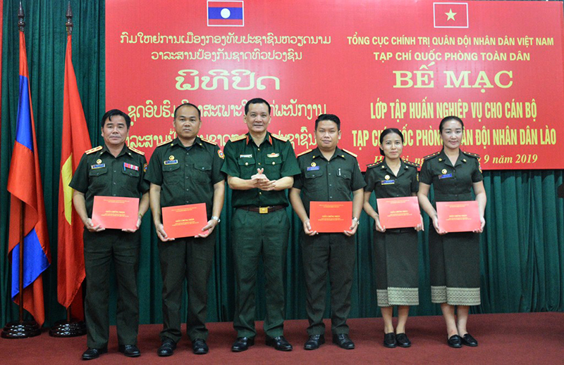 Bế mạc tập huấn nghiệp vụ cho các cán bộ Tạp chí Quốc phòng QĐND Lào

