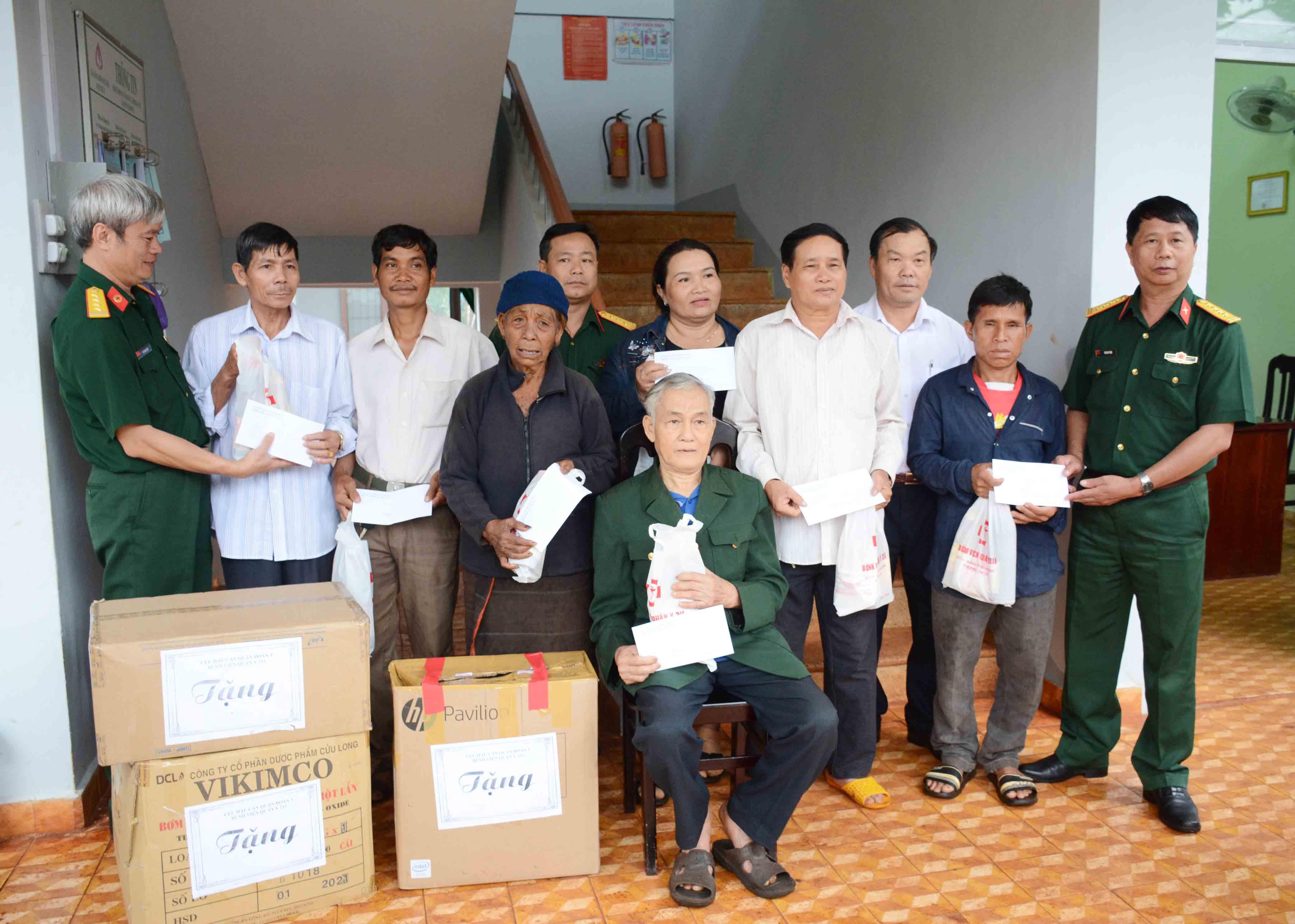 Giúp đỡ gia đình người có công vượt khó vươn lên 

