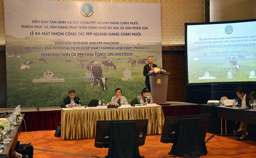 Đẩy mạnh liên kết để chăn nuôi bò sữa phát triển bền vững