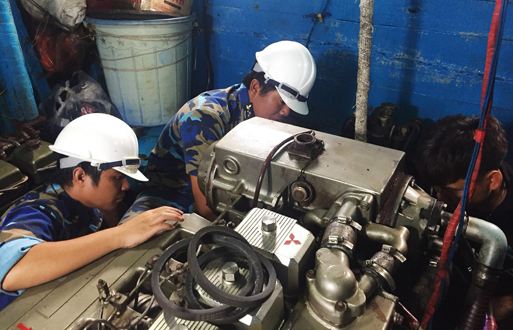 Trung tâm Hậu cần-Kỹ thuật đảo Sinh Tồn hỗ trợ sửa tàu cá cho ngư dân