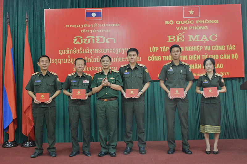 Bế mạc tập huấn nghiệp vụ Cổng thông tin điện tử cho Quân đội nhân dân Lào