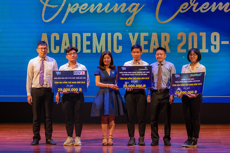 Trường Đại học Quốc tế trao học bổng trị giá hơn 16 tỷ đồng cho tân sinh viên