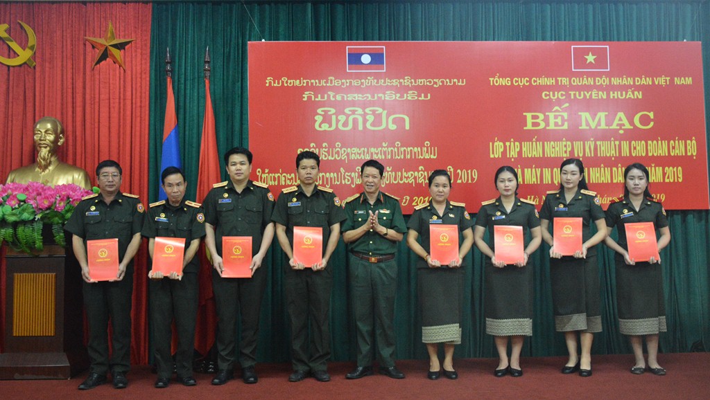 Quân đội Việt Nam và Lào trao đổi kinh nghiệm về kỹ thuật in