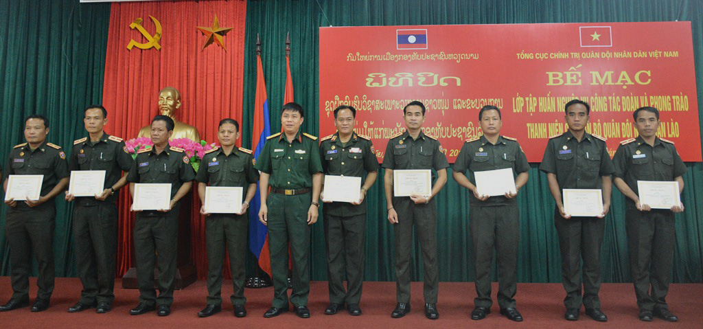 Bế mạc tập huấn công tác đoàn và phong trào thanh niên cho Quân đội nhân dân Lào