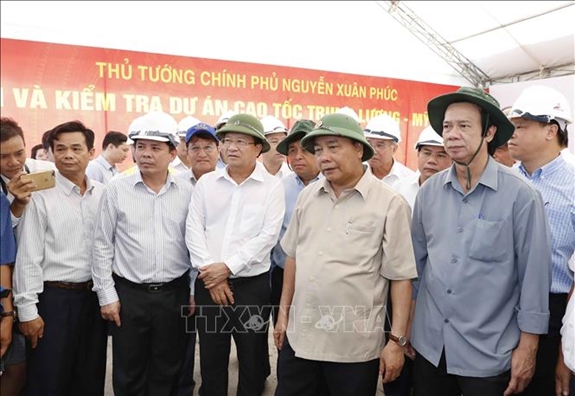 Thủ tướng Nguyễn Xuân Phúc thị sát tiến độ thi công cao tốc Trung Lương - Mỹ Thuận
