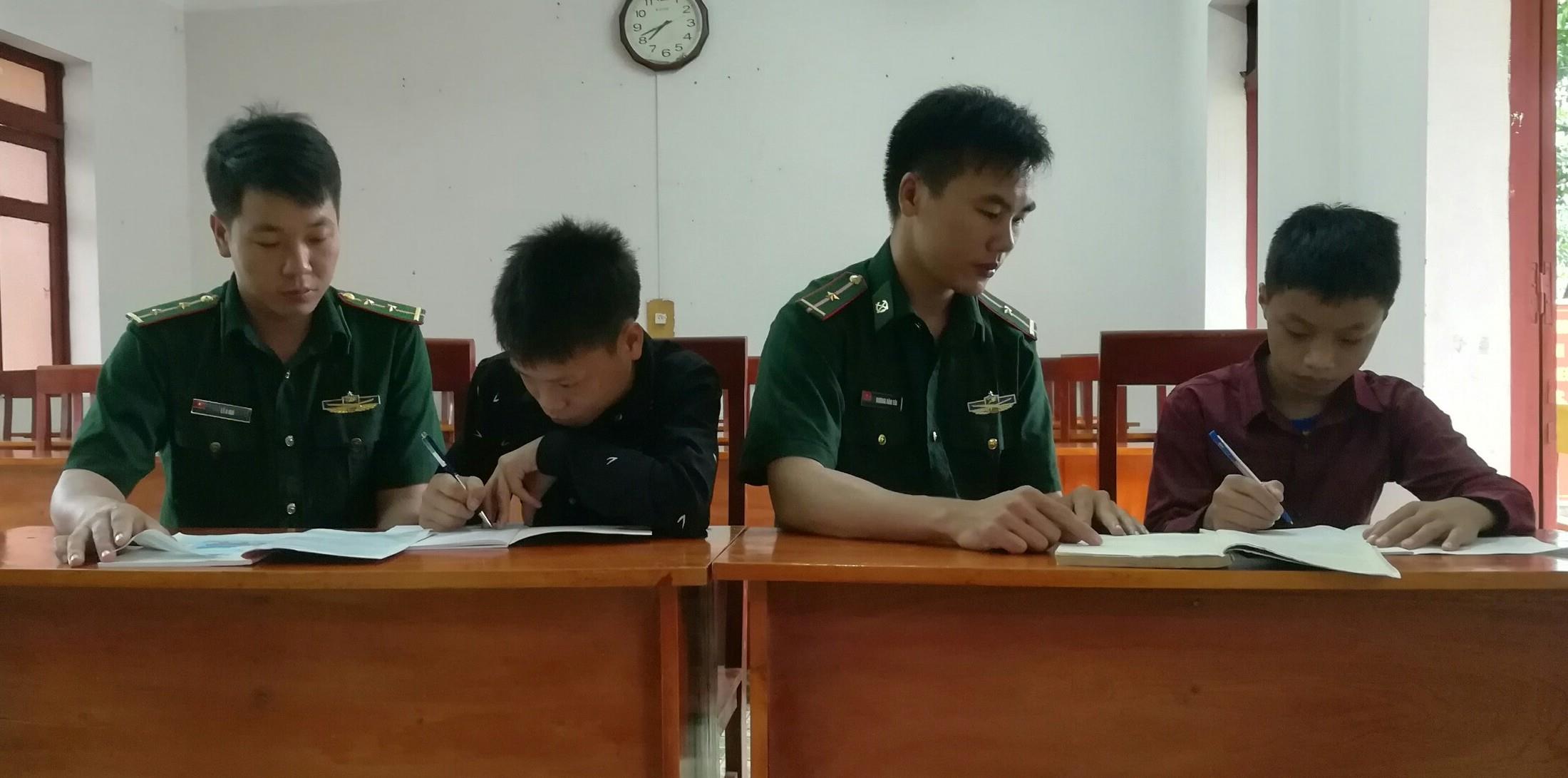 Thắp sáng ước mơ đến trường nơi biên cương