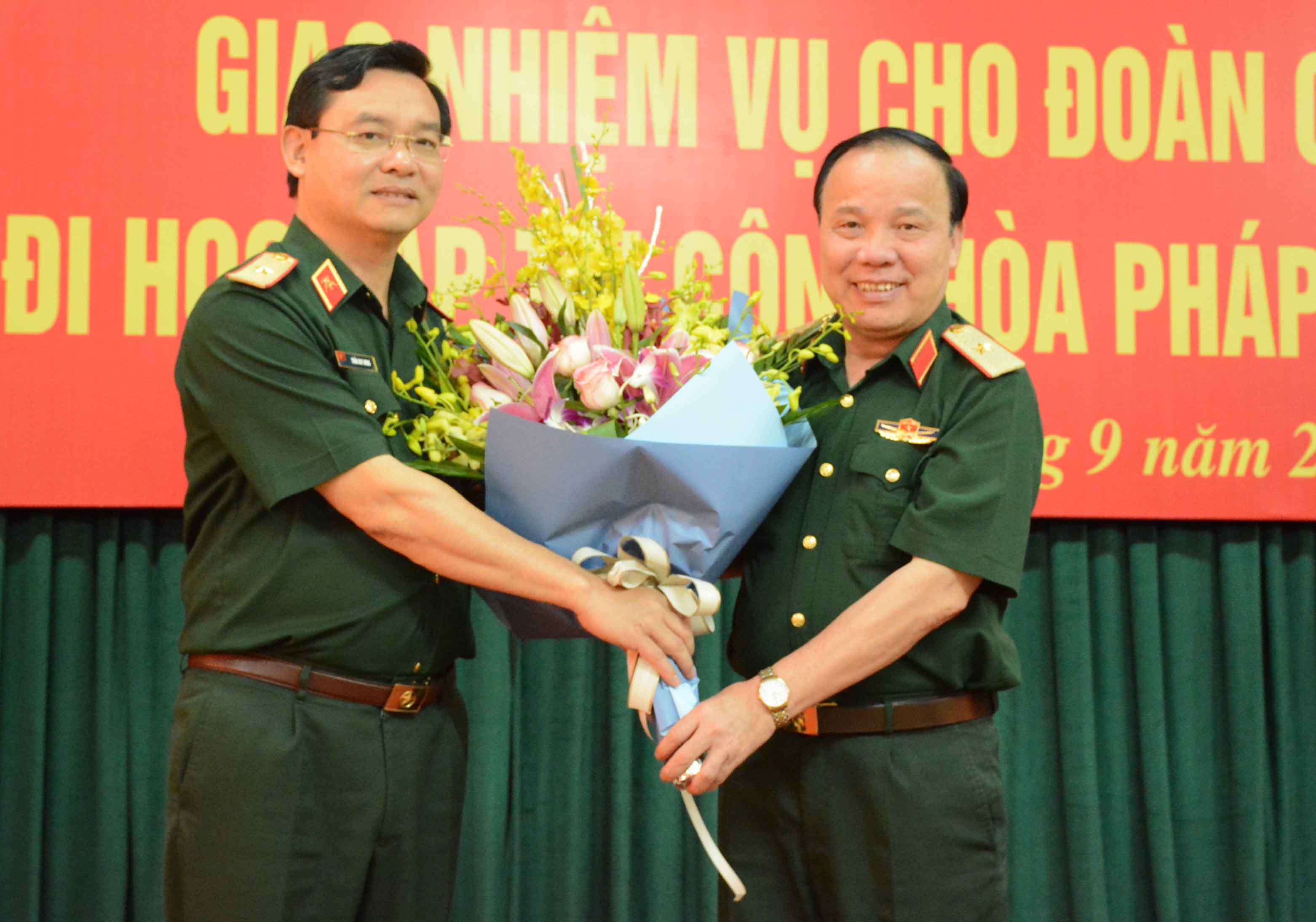 Giao nhiệm vụ cho đoàn cán bộ đi học tập tại Cộng hòa Pháp