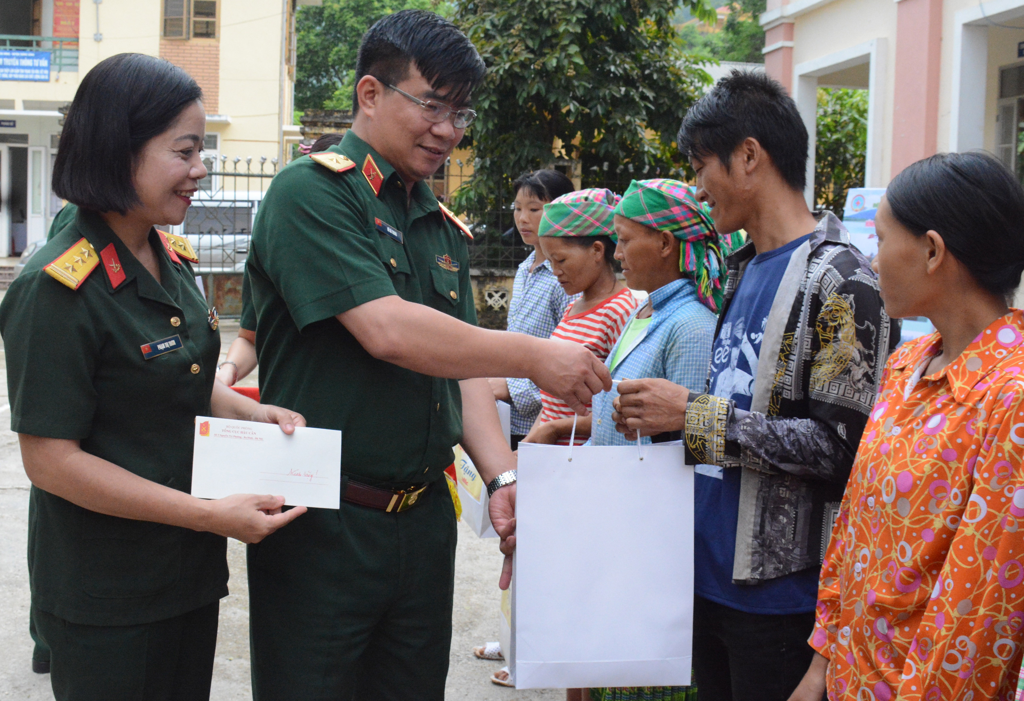 Đem yêu thương lên với người dân vùng cao