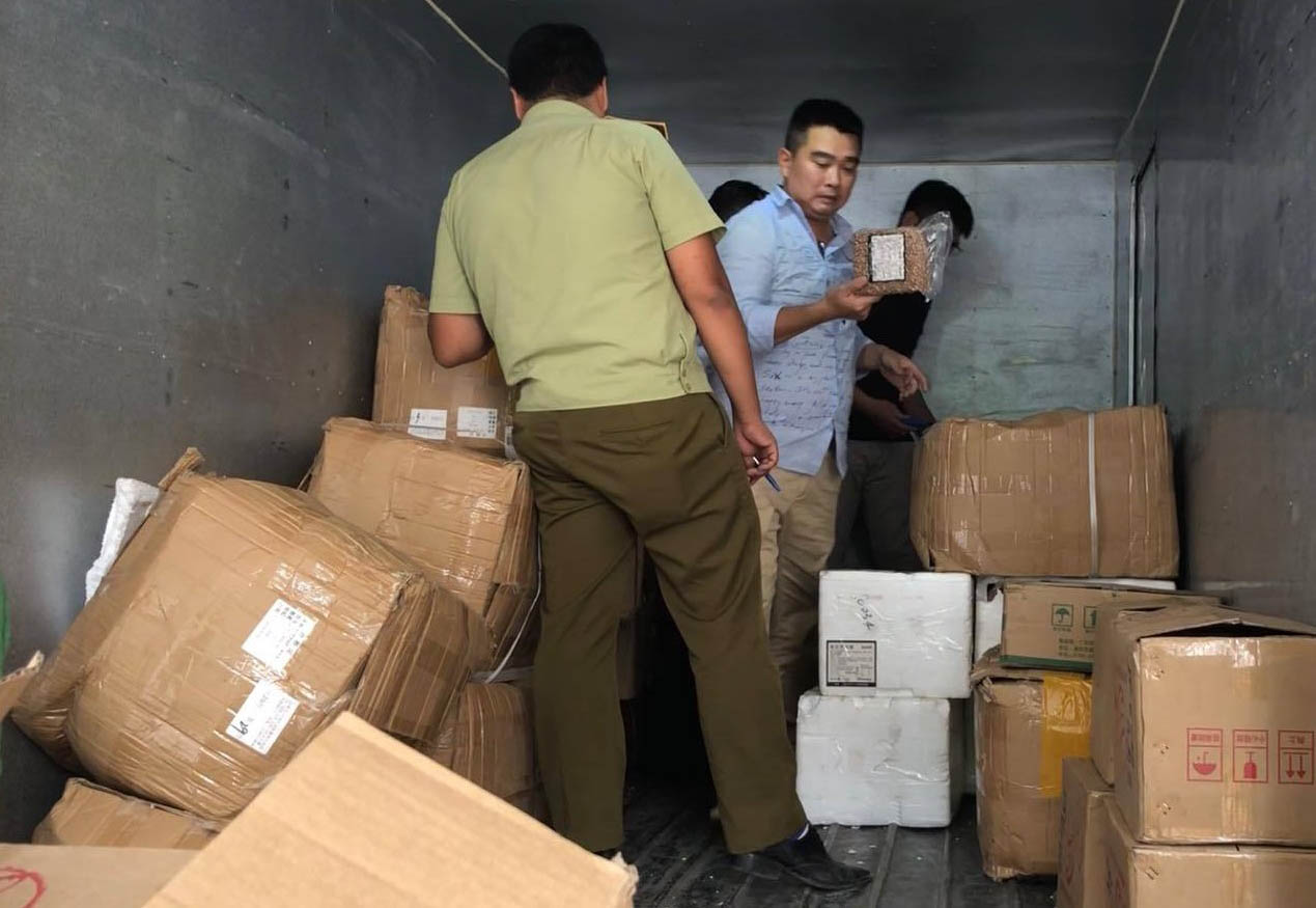 Hà Nội: Thu giữ lượng lớn hàng hóa không rõ nguồn gốc