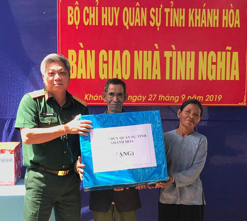 Bộ CHQS tỉnh Khánh Hòa bàn giao nhà tình nghĩa tặng gia đình người có công