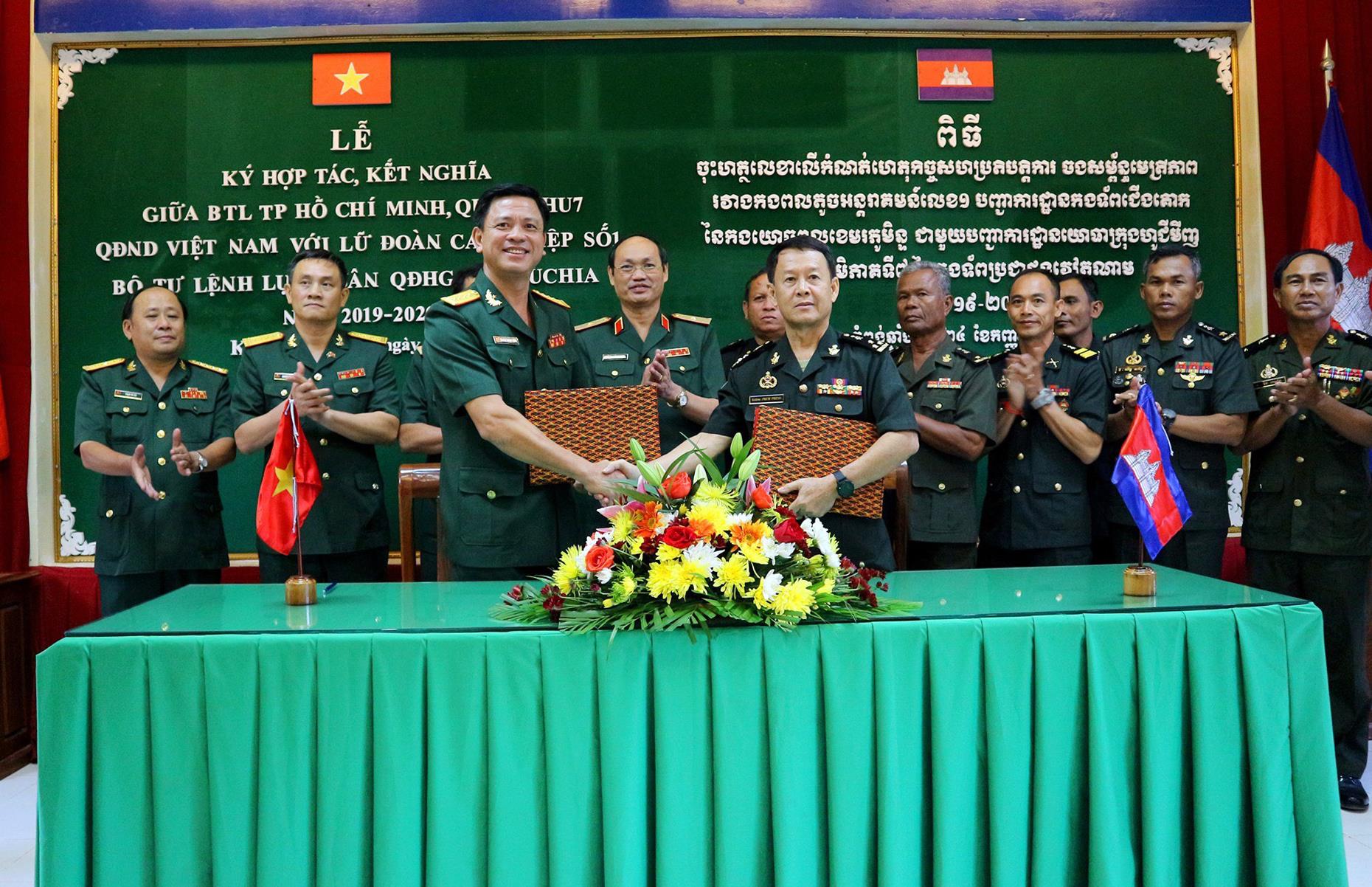 Ký kết hợp tác giữa Bộ tư lệnh TP Hồ Chí Minh và Lữ đoàn Can thiệp số 1 (Campuchia)