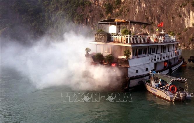 Quảng Ninh: Cháy tàu du lịch trên vịnh Hạ Long