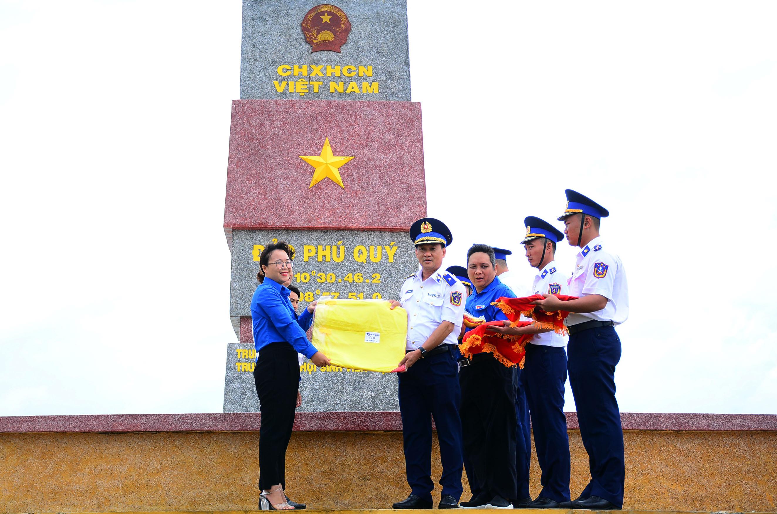 Nối dài tình yêu với biển, đảo