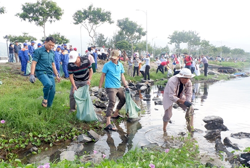  Hơn 2.000 người ra quân hưởng ứng Chiến dịch “Làm cho thế giới sạch hơn”