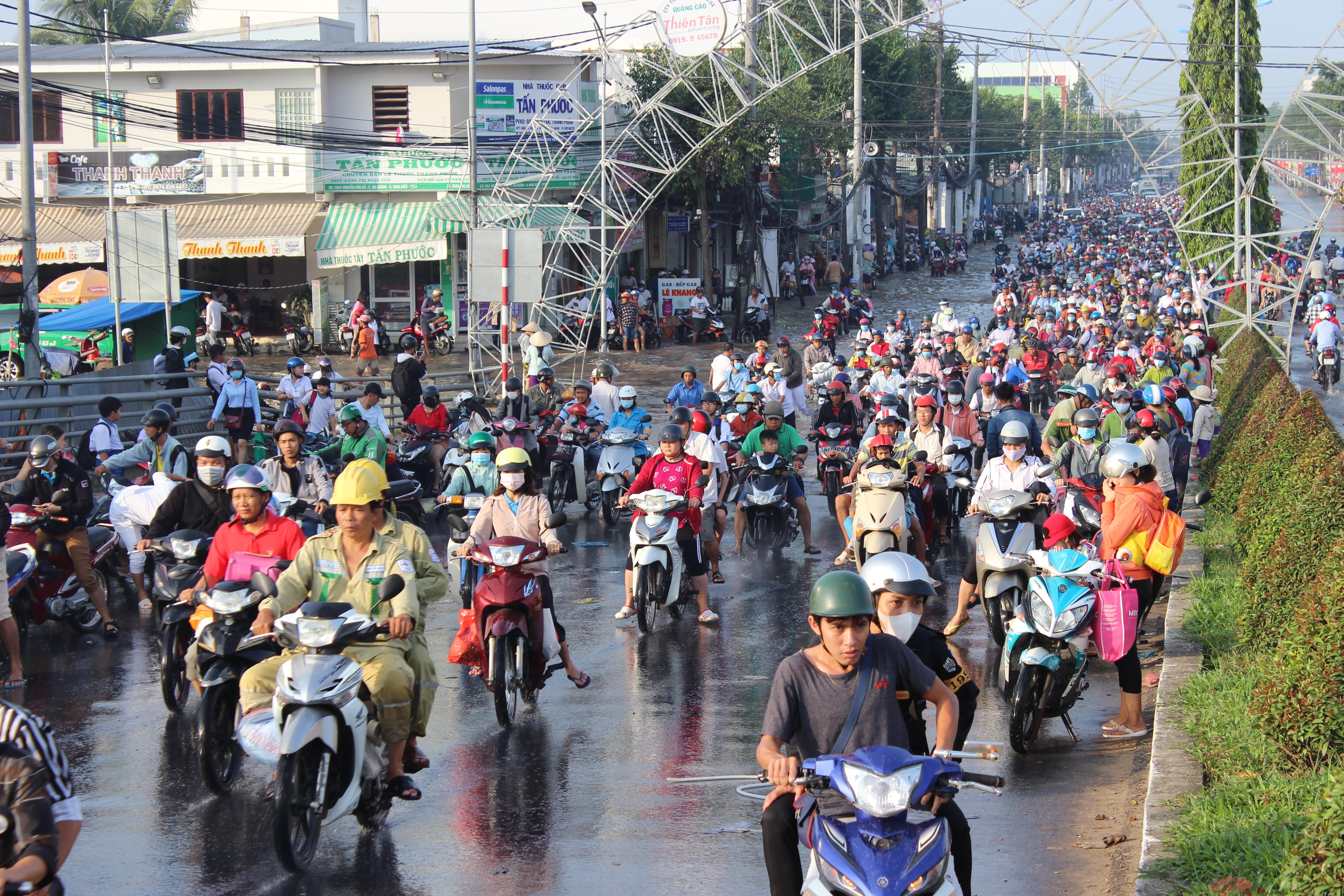 Lực lượng vũ trang ứng trực, giúp nhân dân vượt khó