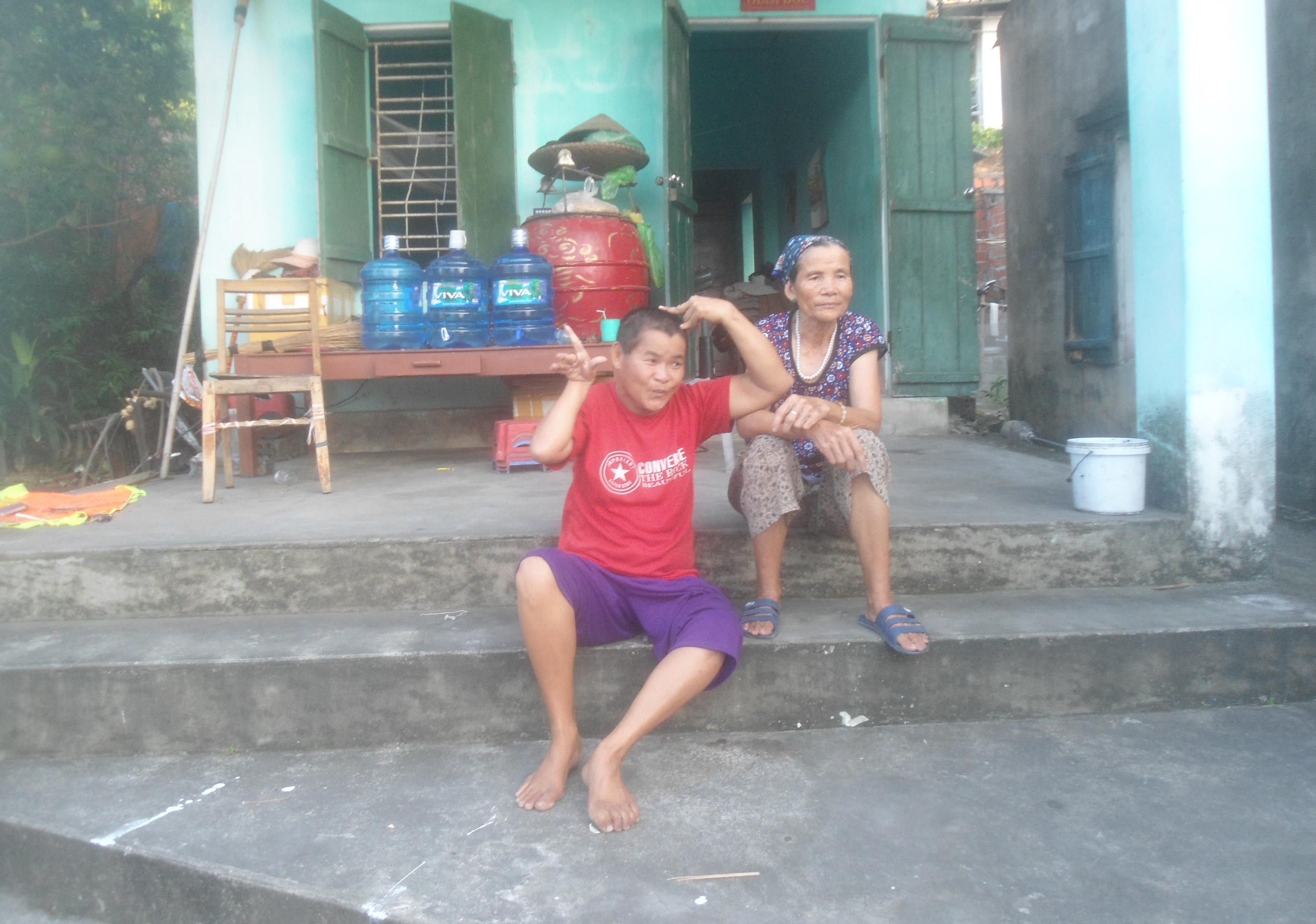 Hoàn cảnh đáng thương của cựu thanh niên xung phong nuôi con tật nguyền