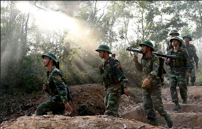 Các chiến sĩ Tiểu đoàn 7, Trung đoàn 209 trên đường hành quân ra bãi tập.