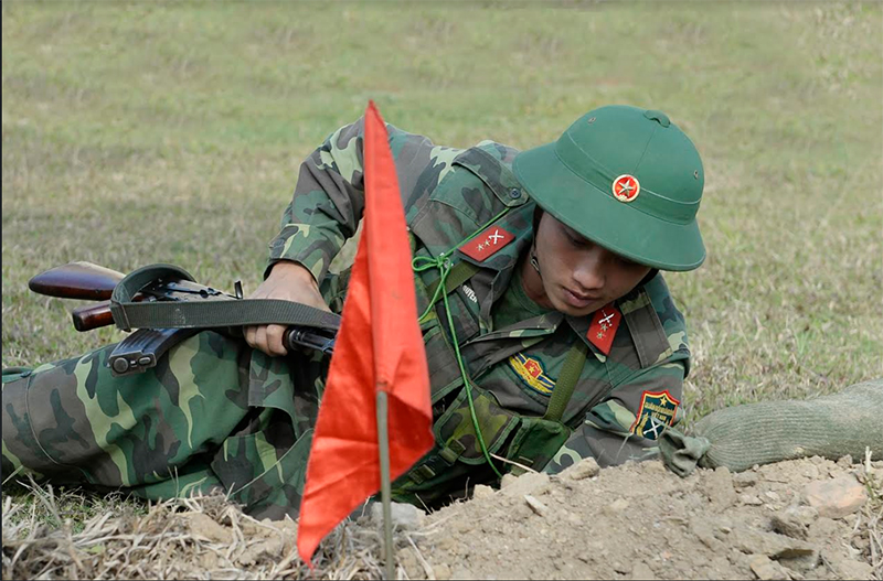 Cán bộ, chiến sĩ Tiểu đoàn 8, Trung đoàn 209 huấn luyện ngắm bắn bằng súng bộ binh.