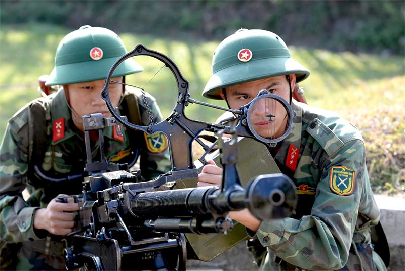 Chiến sĩ Đại đội 16, Trung đoàn 209 huấn luyện nội dung ngắm bắn các mục tiêu bay thấp.