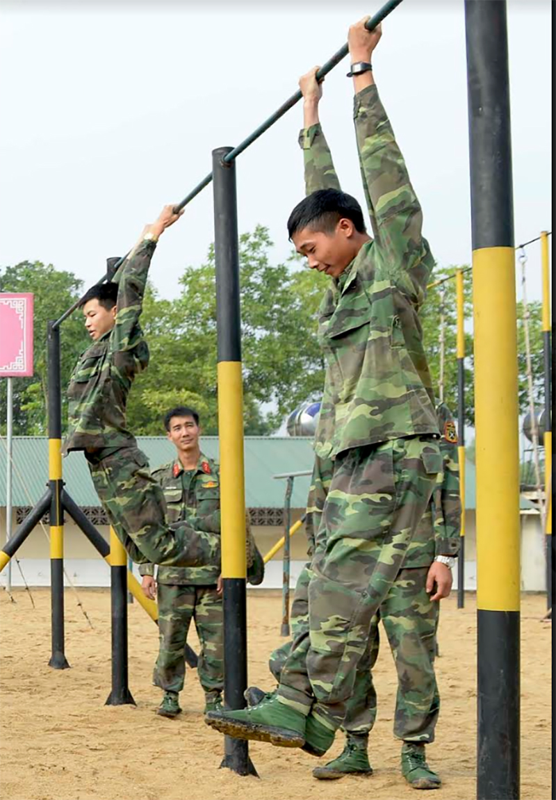 Sau giờ huấn luyện các đơn vị bảo quản vũ khí và rèn luyện thể lực.