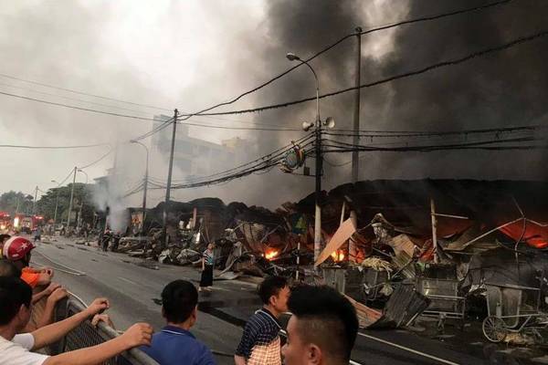 Thanh Hóa: Cháy chợ tạm, 400 gian hàng của tiểu thương bị thiêu rụi