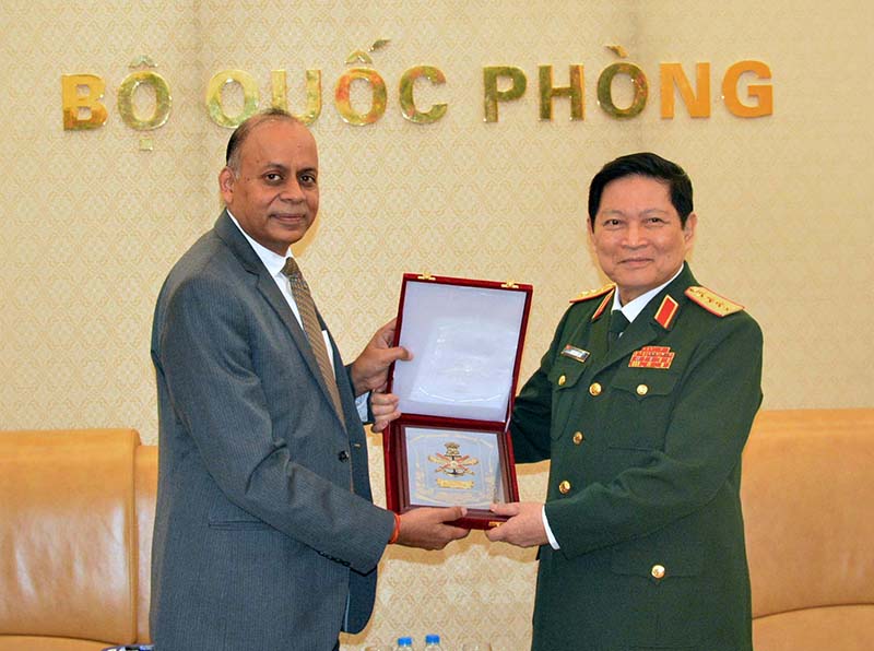 Đại tướng Ngô Xuân Lịch tiếp Thư ký Bộ Quốc phòng Ấn Độ